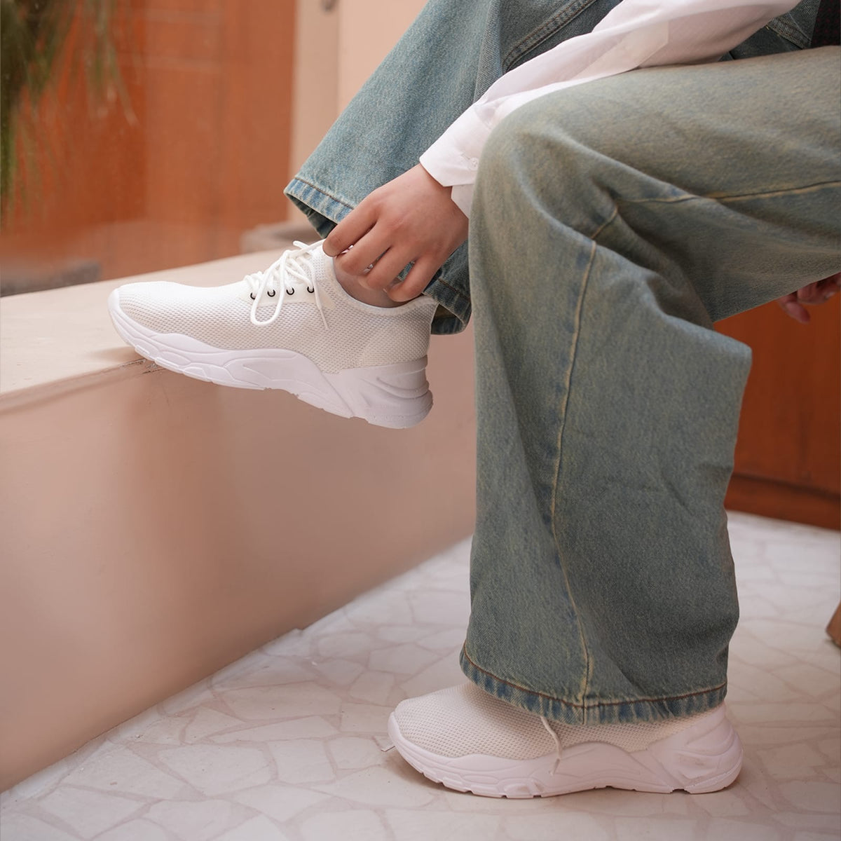 LU 04 White