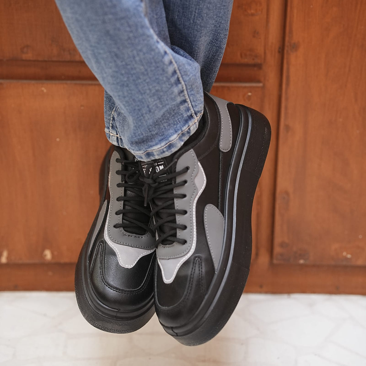 LU-03  Black