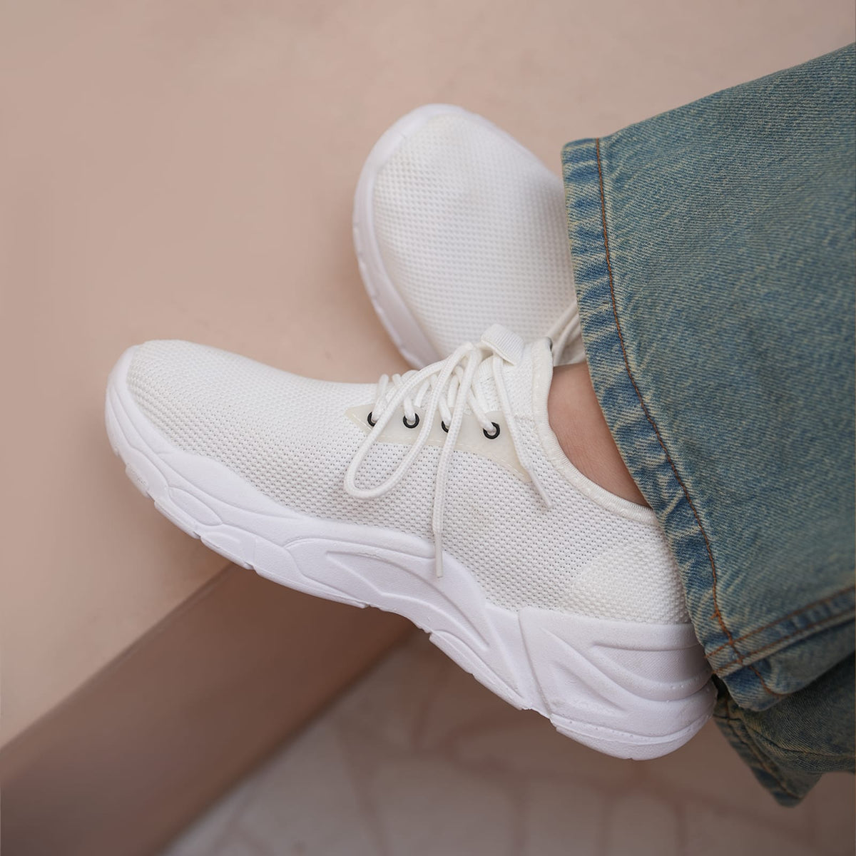 LU 04 White