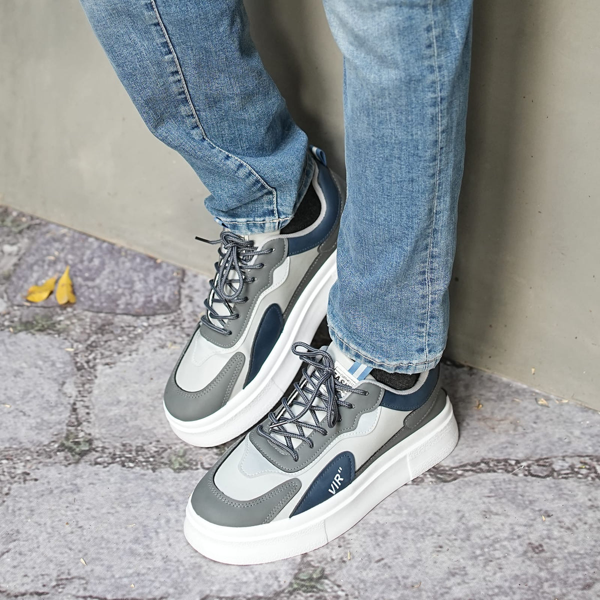 LU-03  Grey And White